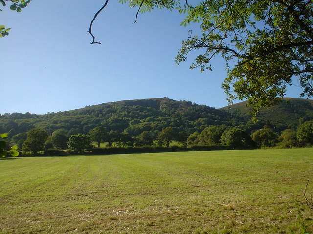 File:Behind the Woods - geograph.org.uk - 852099.jpg