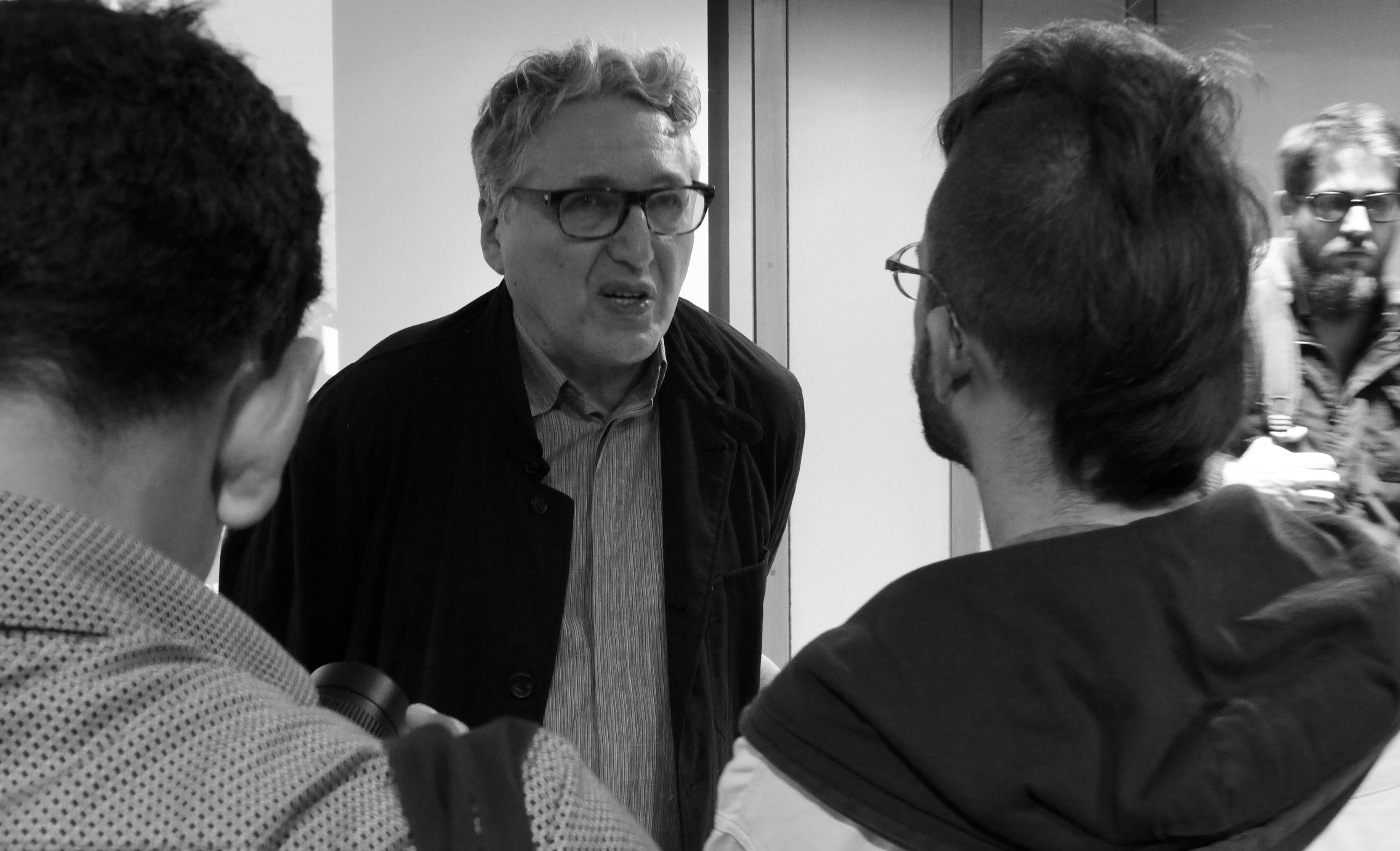 Boris Groys conversando con los estudiantes después de presentar una ponencia en la Pontificia Universidad Católica del Perú. 