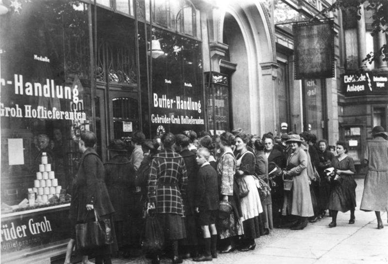 File:Bundesarchiv Bild 146-1971-109-42, Inflation, Schlange vor Lebensmittelgeschäft, Berlin.jpg