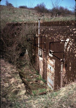 Façade arrière de la casemate en avril 1982. Elle disparait aujourd'hui sous un amas de gravas.