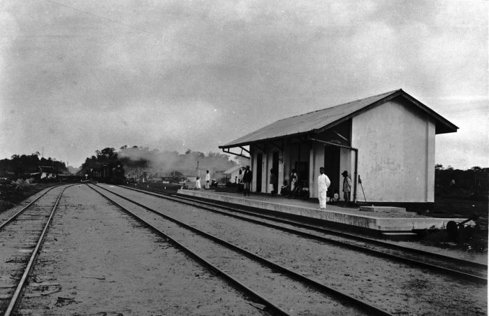 File:COLLECTIE TROPENMUSEUM Een station aan de Deli-spoorlijn oostkust Sumatra TMnr 60004480.jpg