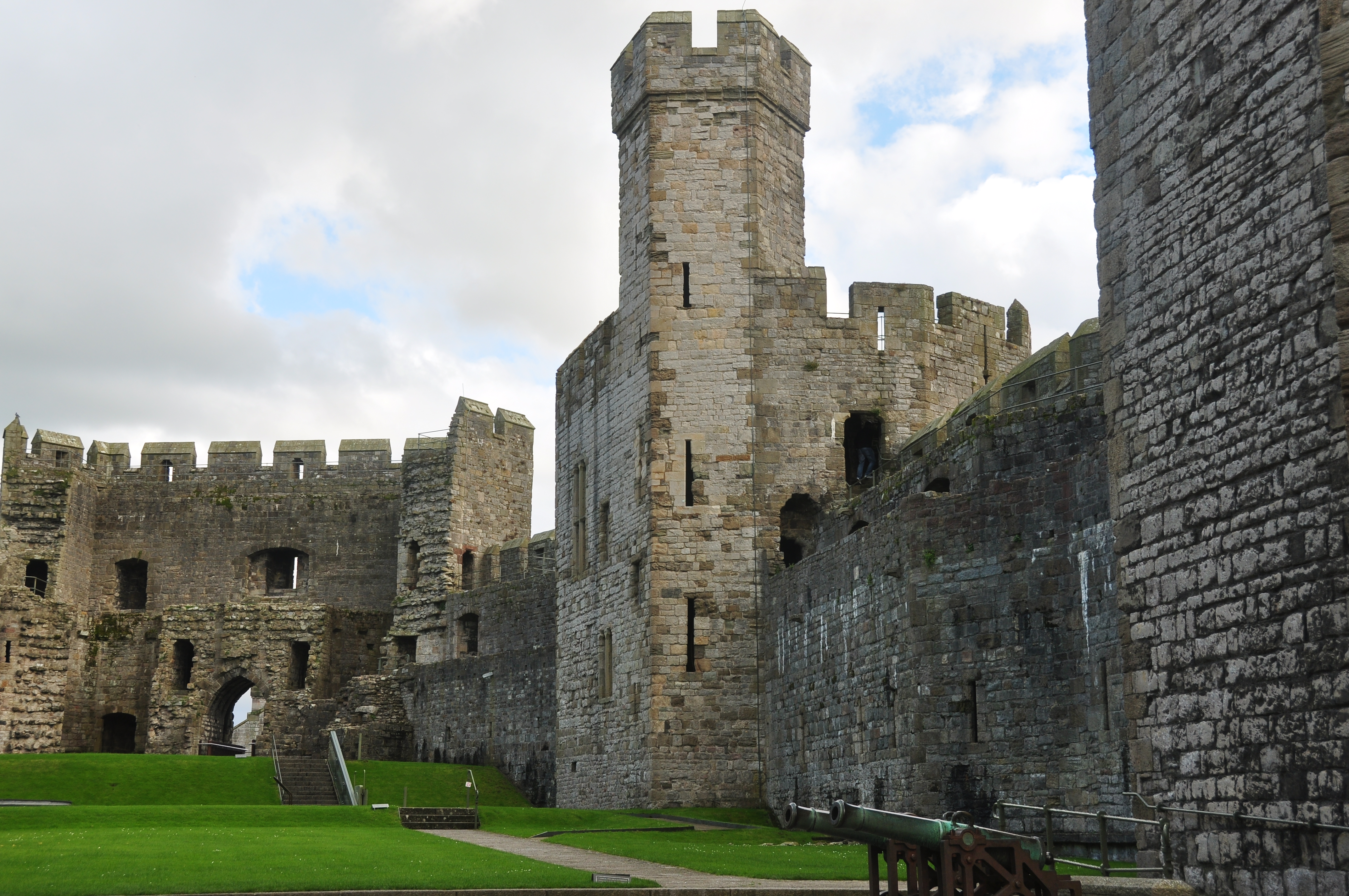 Castle перевод на русский. 2. Caernarfon Castle. Замок Карнарвон реконструкции. Castle перевод. Стройка замок Карнарфон прошлое.