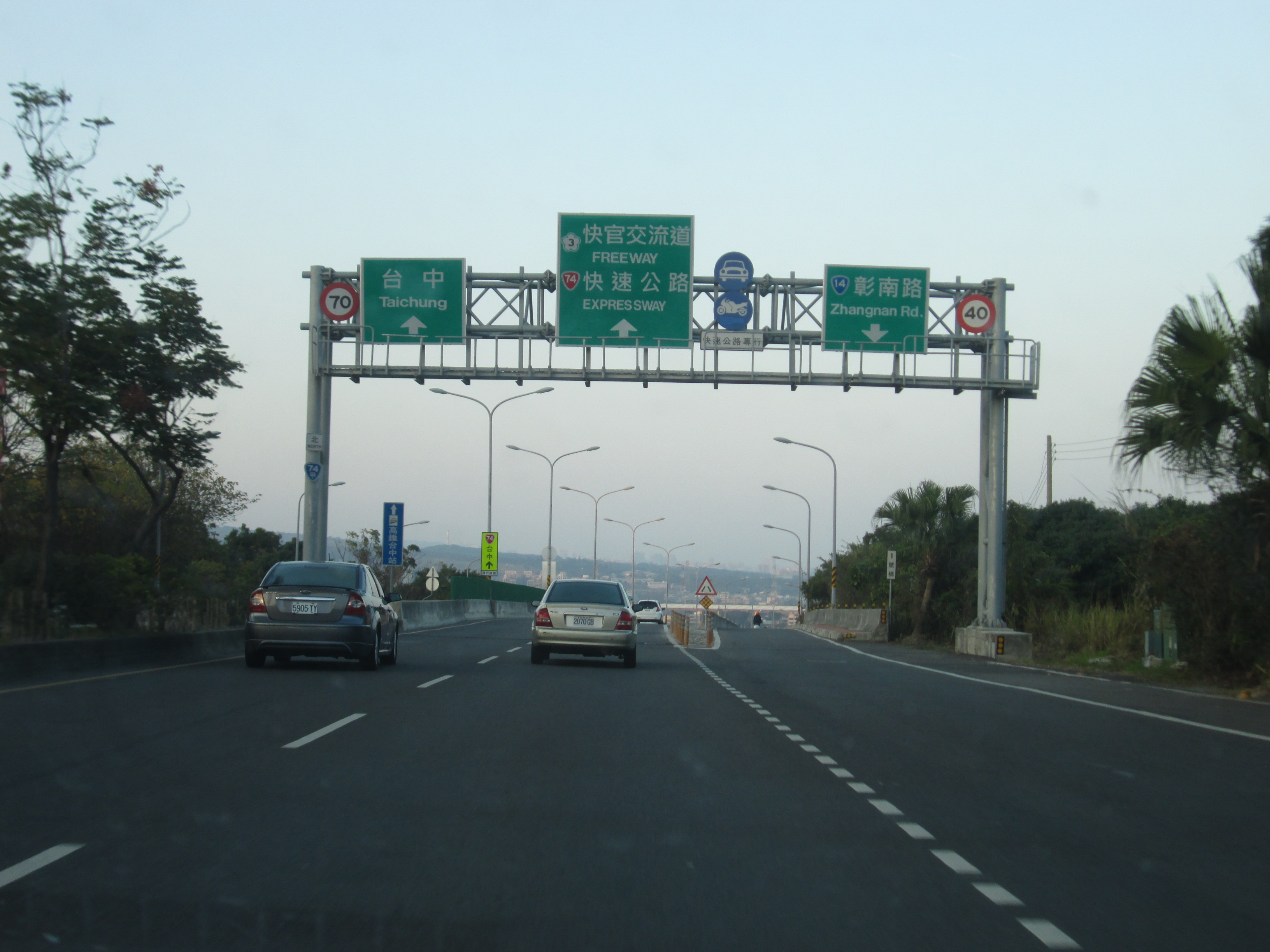 Cars_drive_along_Provincial_Highway_74A_towards_Taichung_near_Niupu.jpg