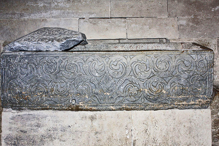 File:Cathédrale de Maguelone-Sarcophage.1.jpg