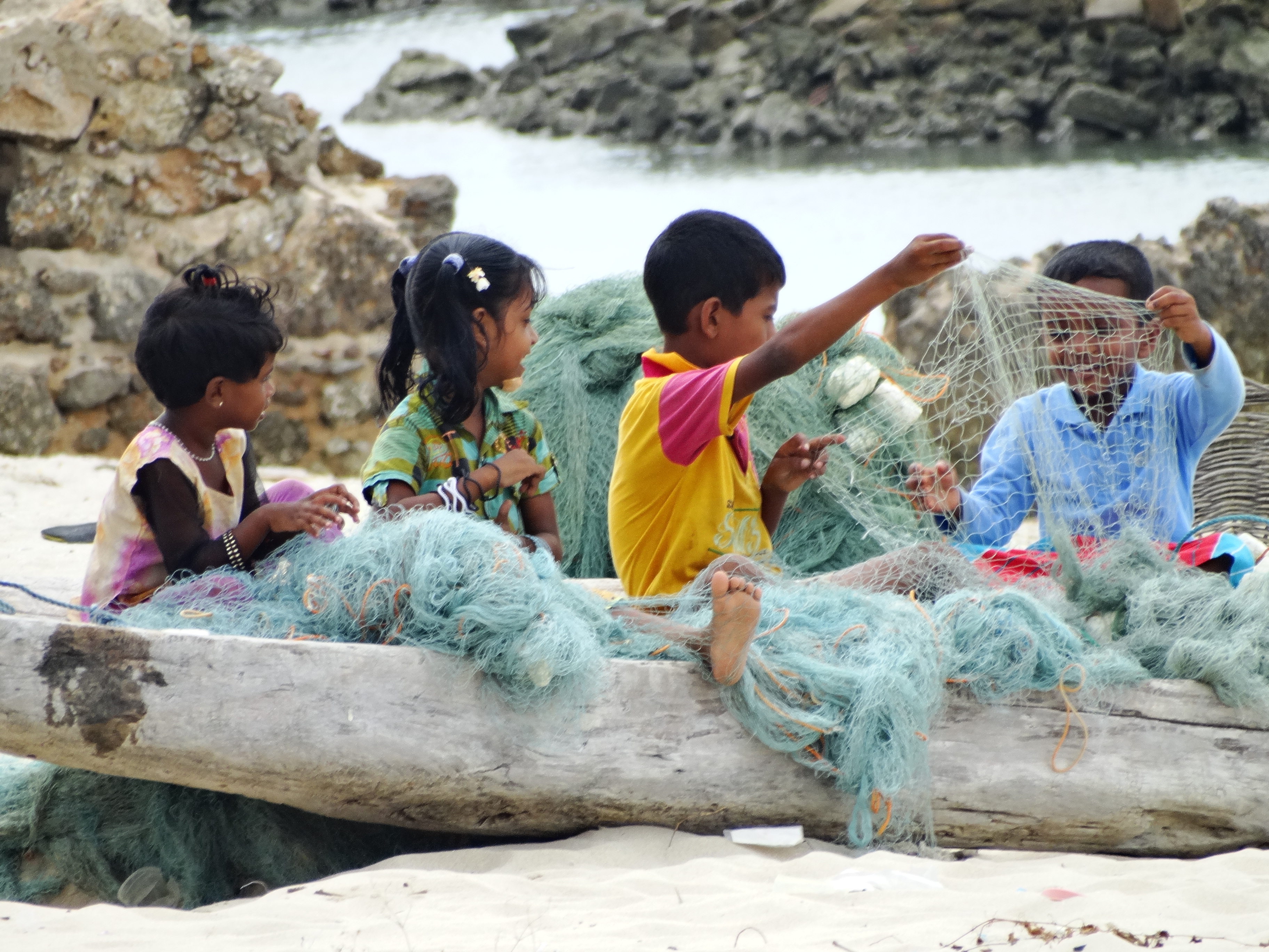 File:Children with Fishing Nets, Valvettithurai.jpg - Wikipedia
