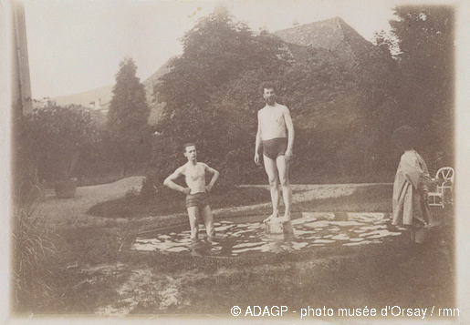 File:Claude Terrasse et Jacotot se baignant dans un bassin, à droite Charles regardant la scène.gif
