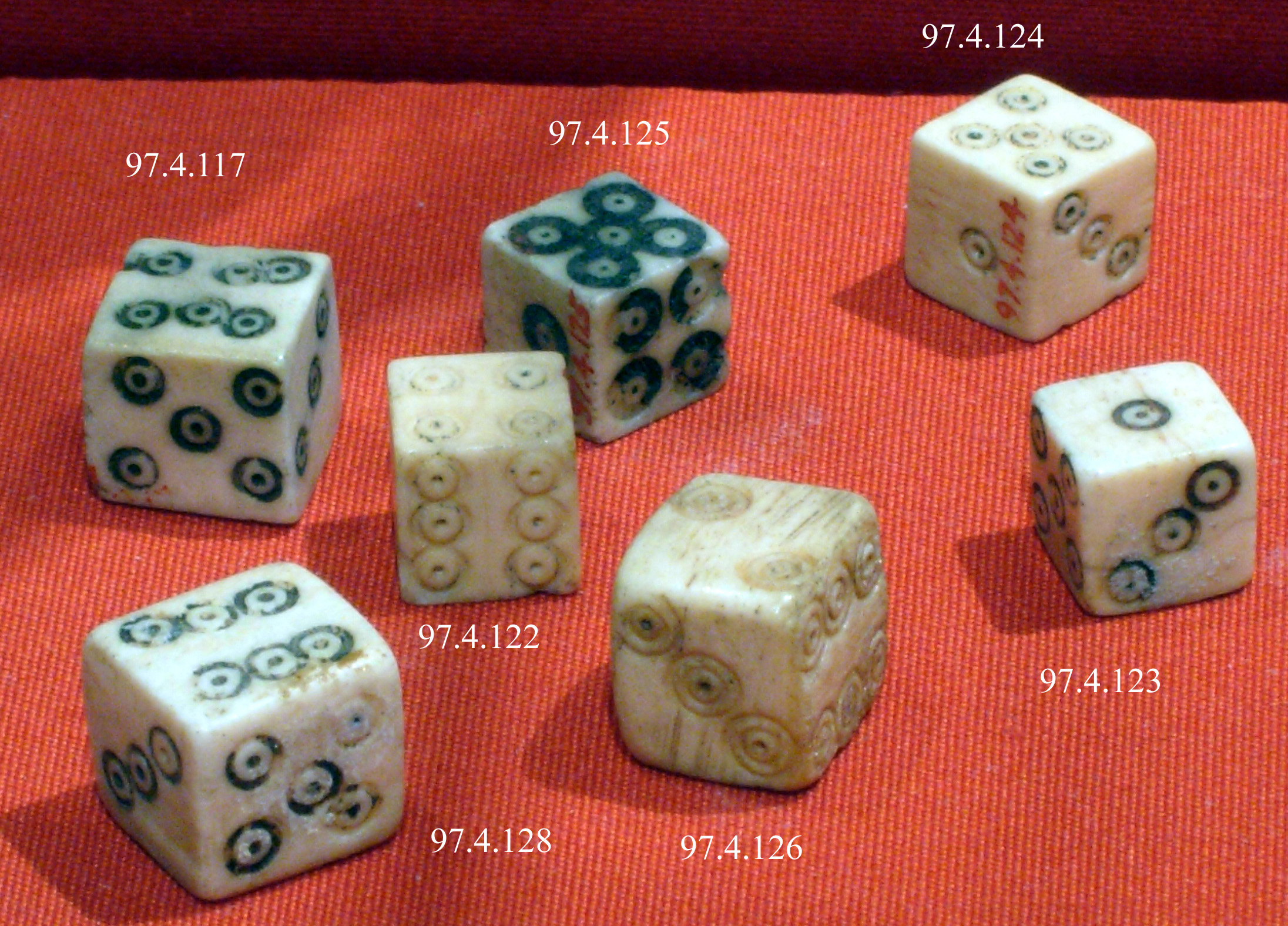 Si dice. Древние игральные кости. Кубики игральные из слоновой кости. Игральные кубики в древности. Самые первые игральные кости.