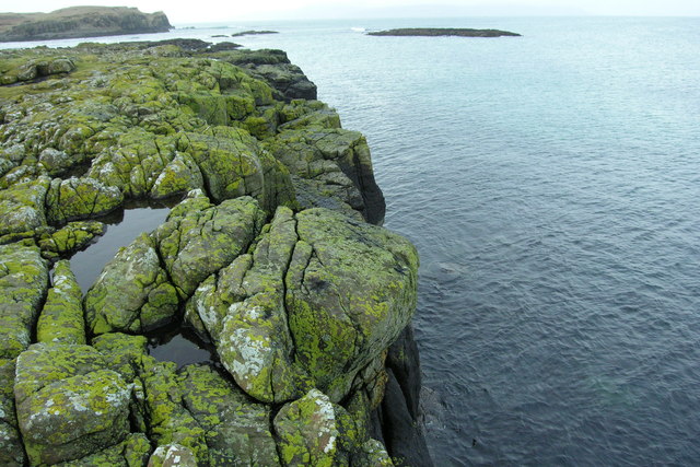 File:Edge of basalt cliff, Isle of Muck - geograph.org.uk - 1883915.jpg