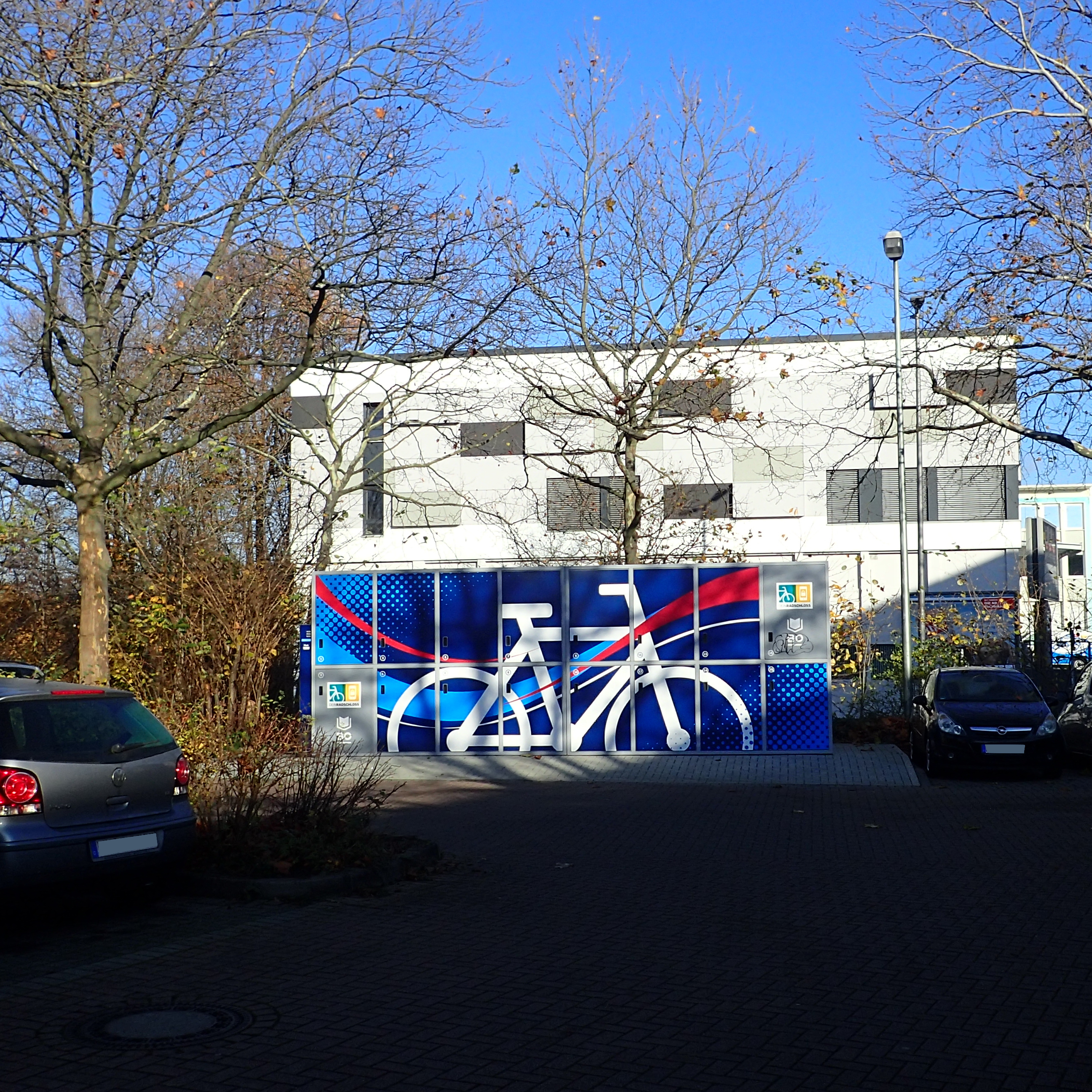 File:Fahrradbox Bochum BF Ehrenfeld dein-Radschloss.jpg - Wikimedia Commons
