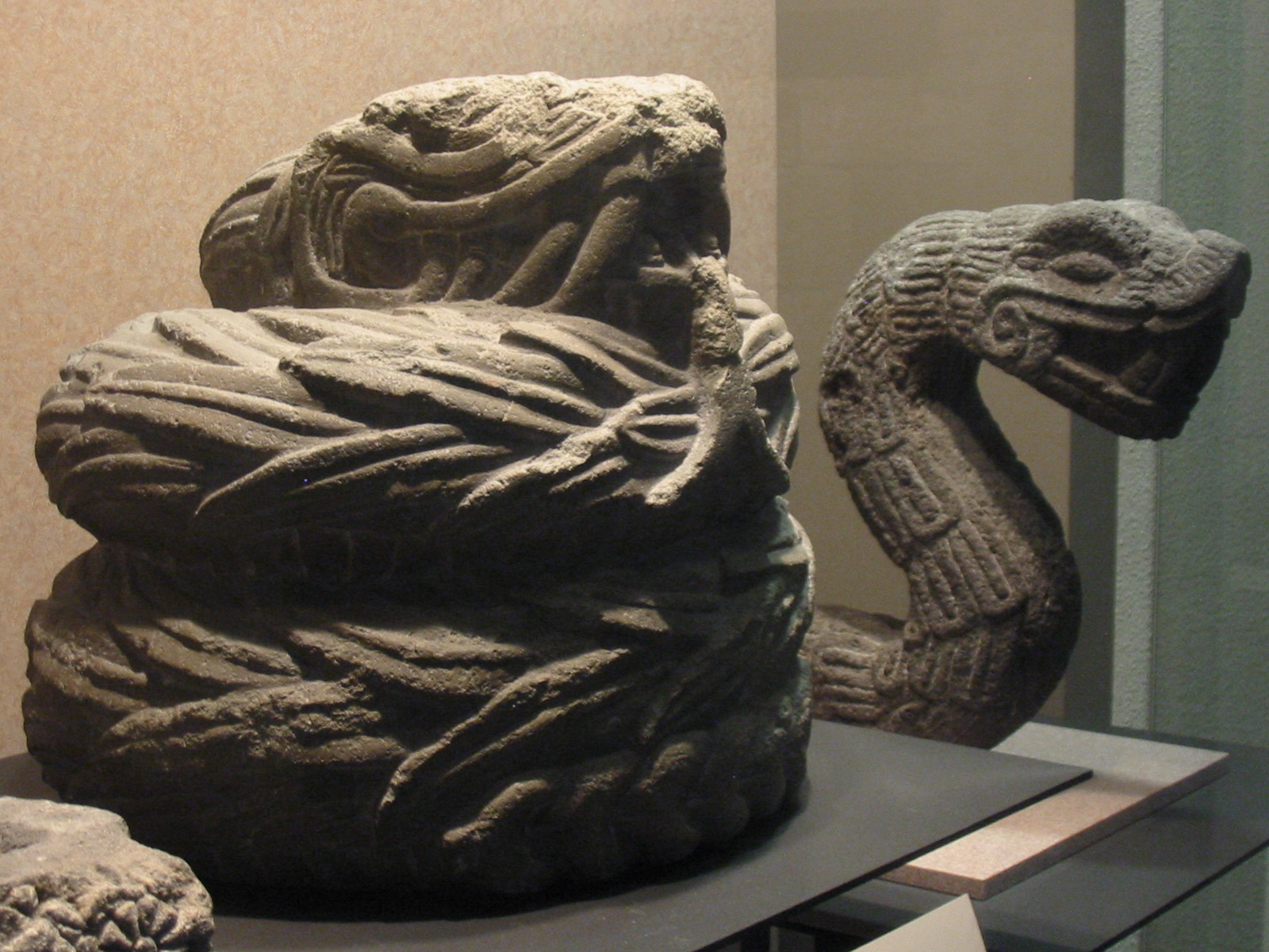 [Image: Featheredserpentmuseoantropologia.JPG]