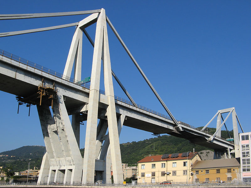 File:Genova - viadotto Polcevera - pila ovest.jpg