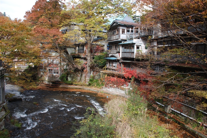 File:Higashiyama Onsen 01.jpg