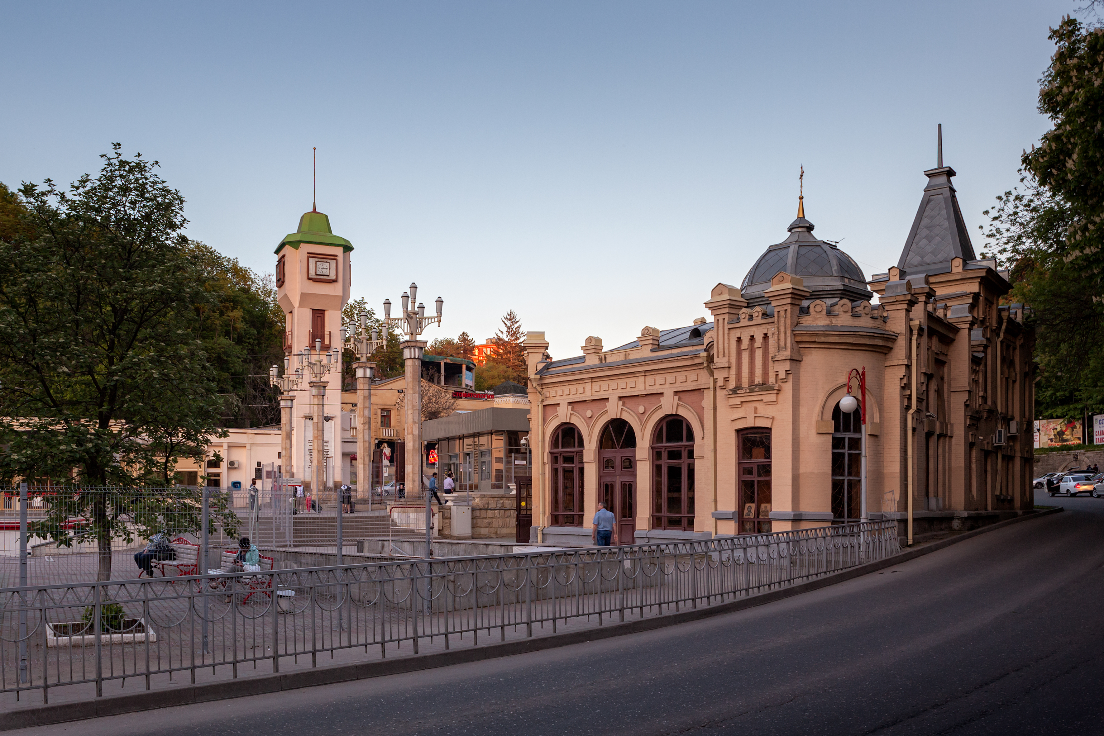 Back station. Архитектура Кисловодска. Кисловодск вокзал. Филармония Кисловодск фото. Владикавказ здание ж.д. вокзала Владикавказа.