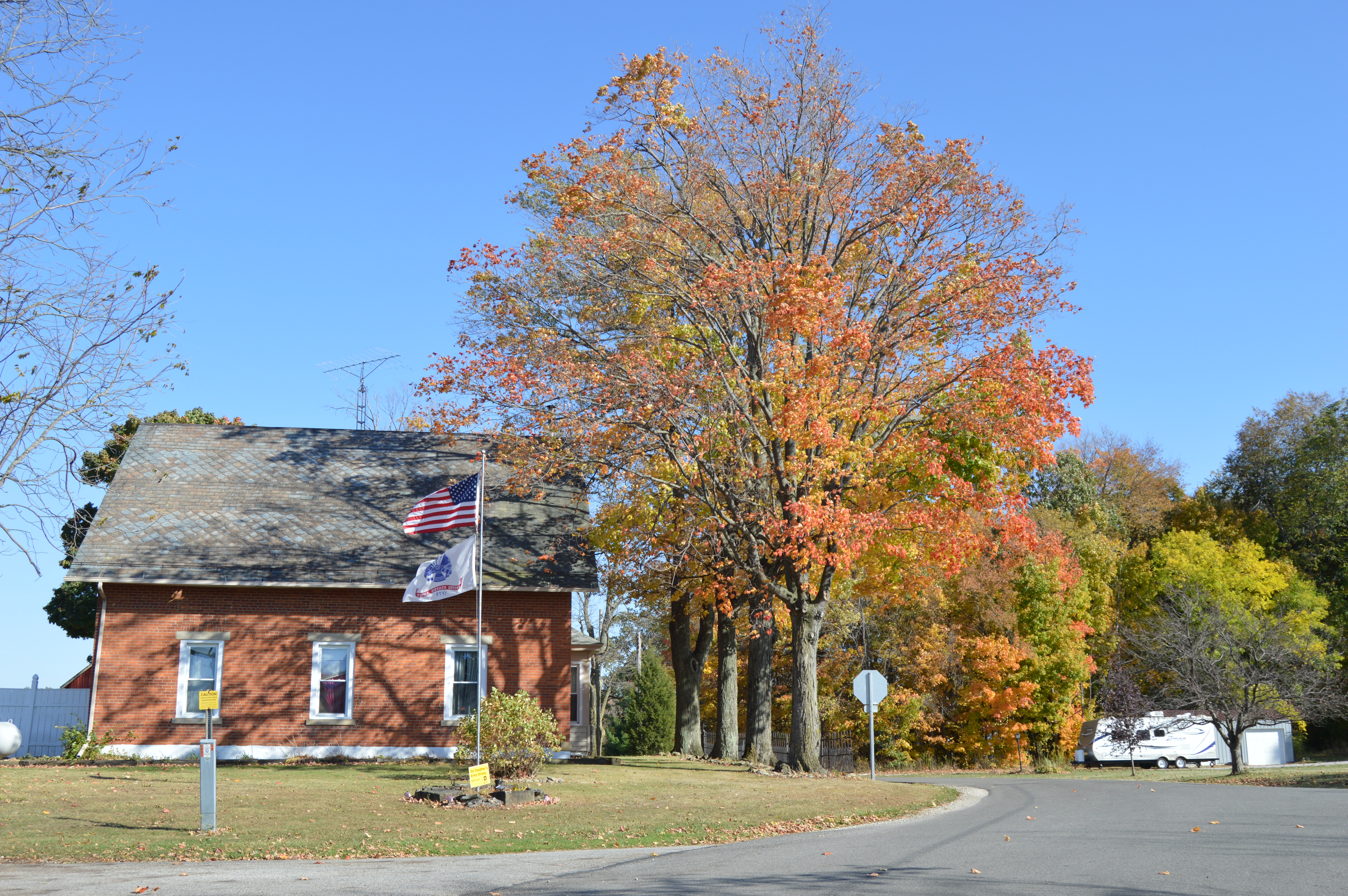 Middletown and Fairview schoolhouse.jpg. w:en:public domain. 