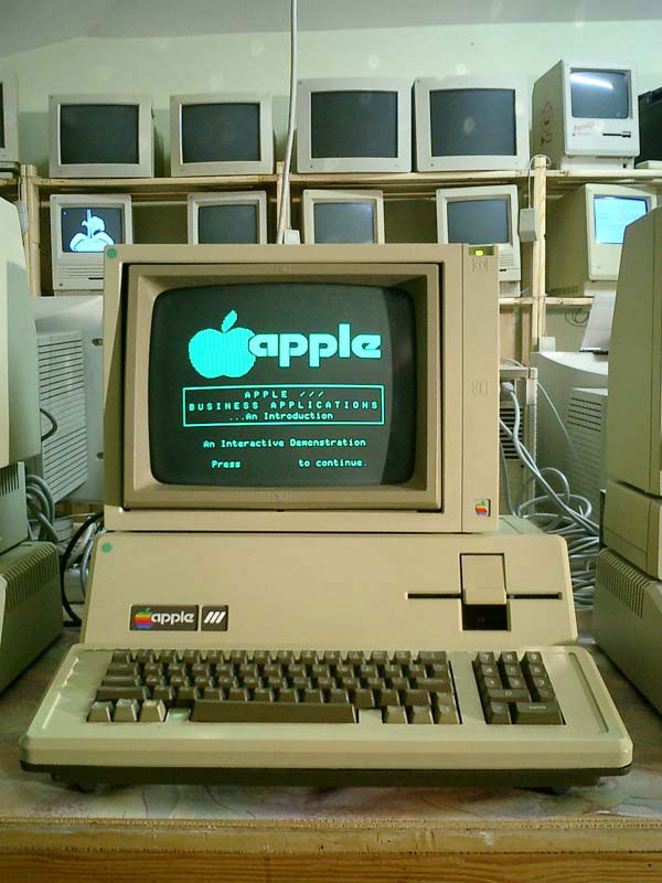 First apple. Apple 3 компьютер. Apple 1 компьютер. Самый первый компьютер Эппл 1976. Компьютеры Apple 1981.