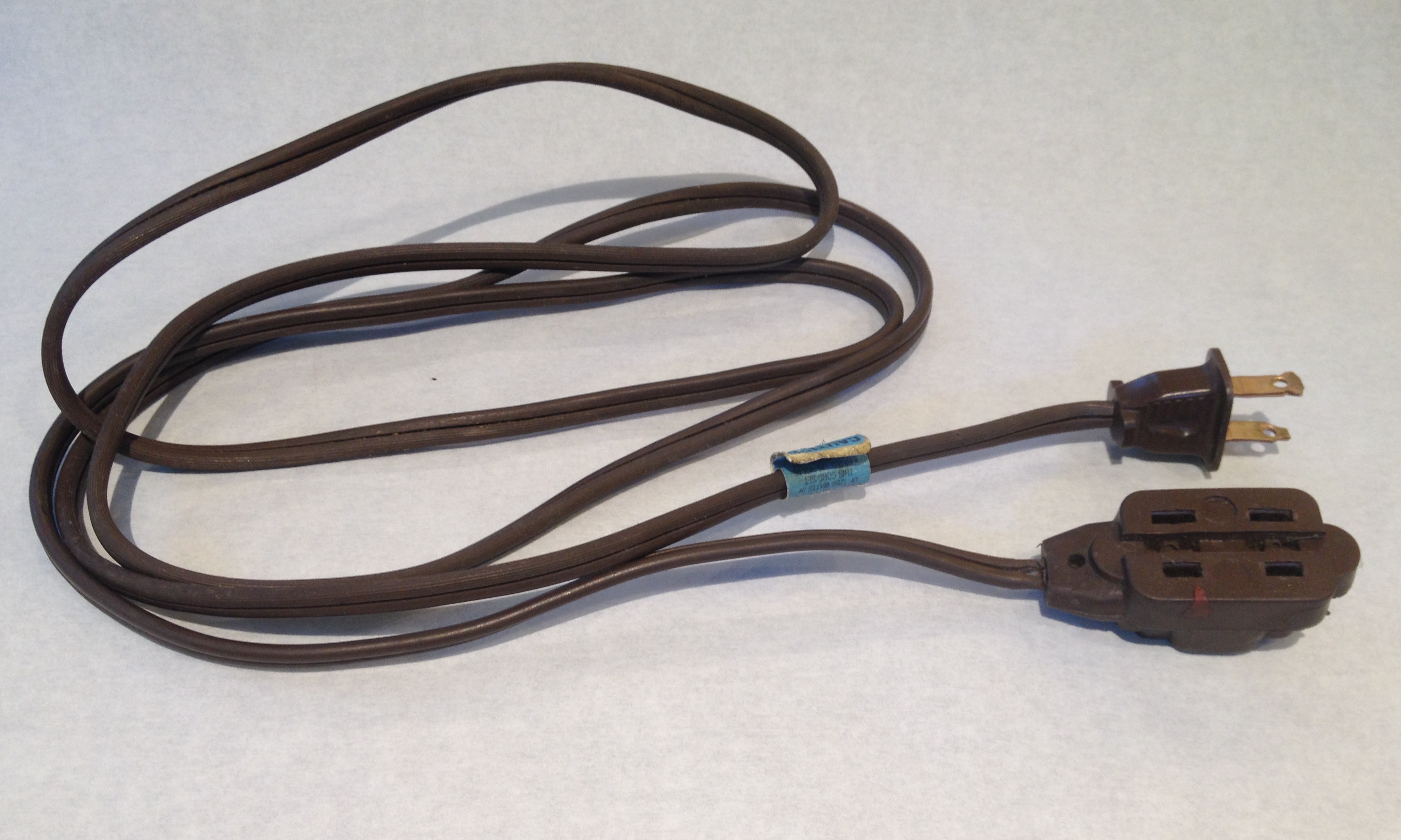 پرونده:NEMA-1 extension cord.jpg - ویکیپدیا، دانشنامهٔ آزاد