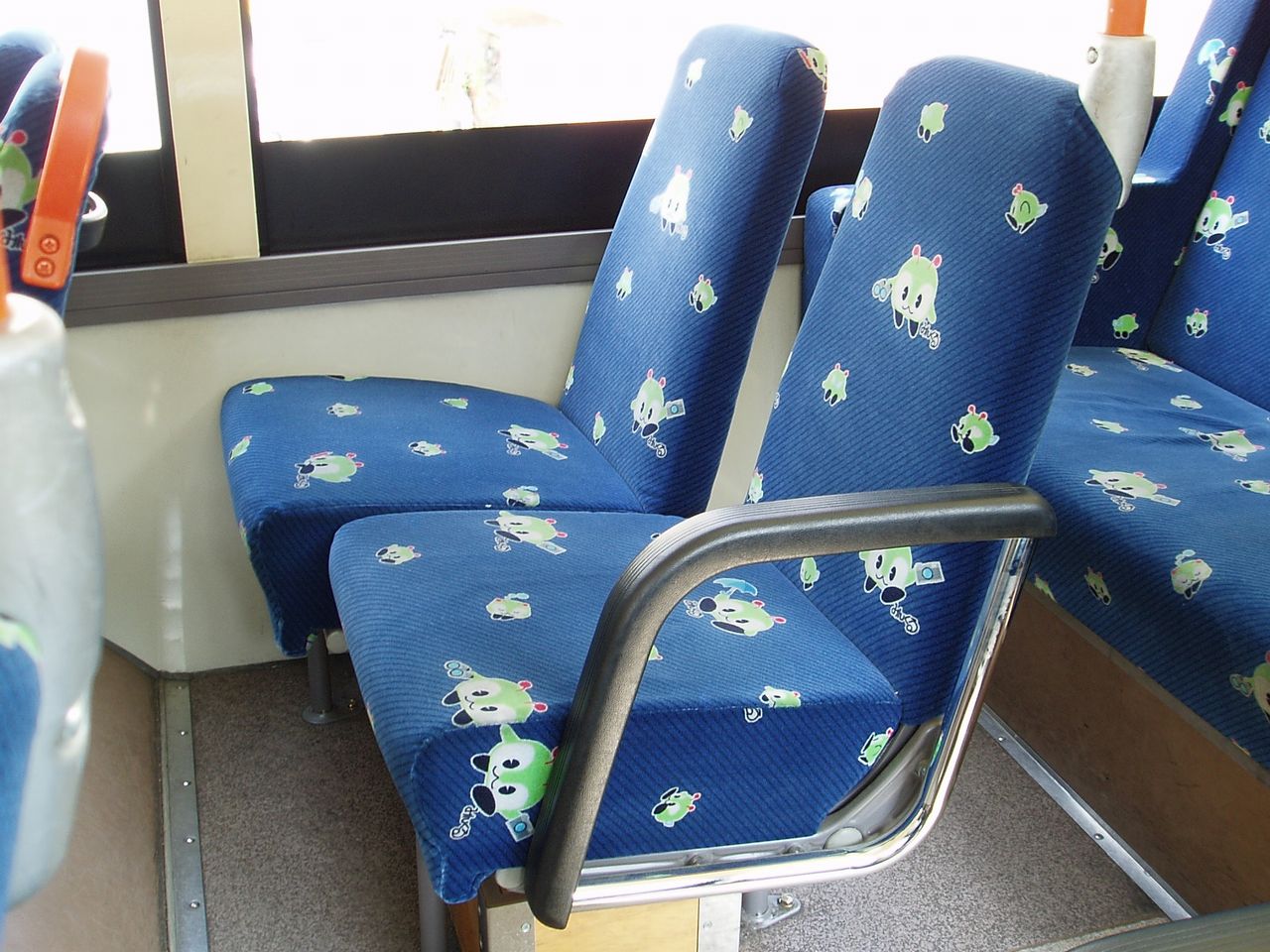 Bus seats. Комета расположение сиденье. Автобус сиденьями в виде ракушки в Японии.