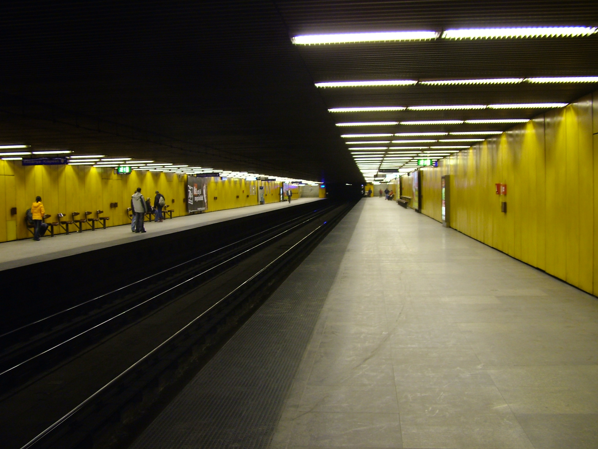 P%C3%B6tty%C3%B6s_utca,_Budapest_metro_3
