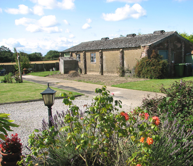 File:RAF building in garden - geograph.org.uk - 4134979.jpg