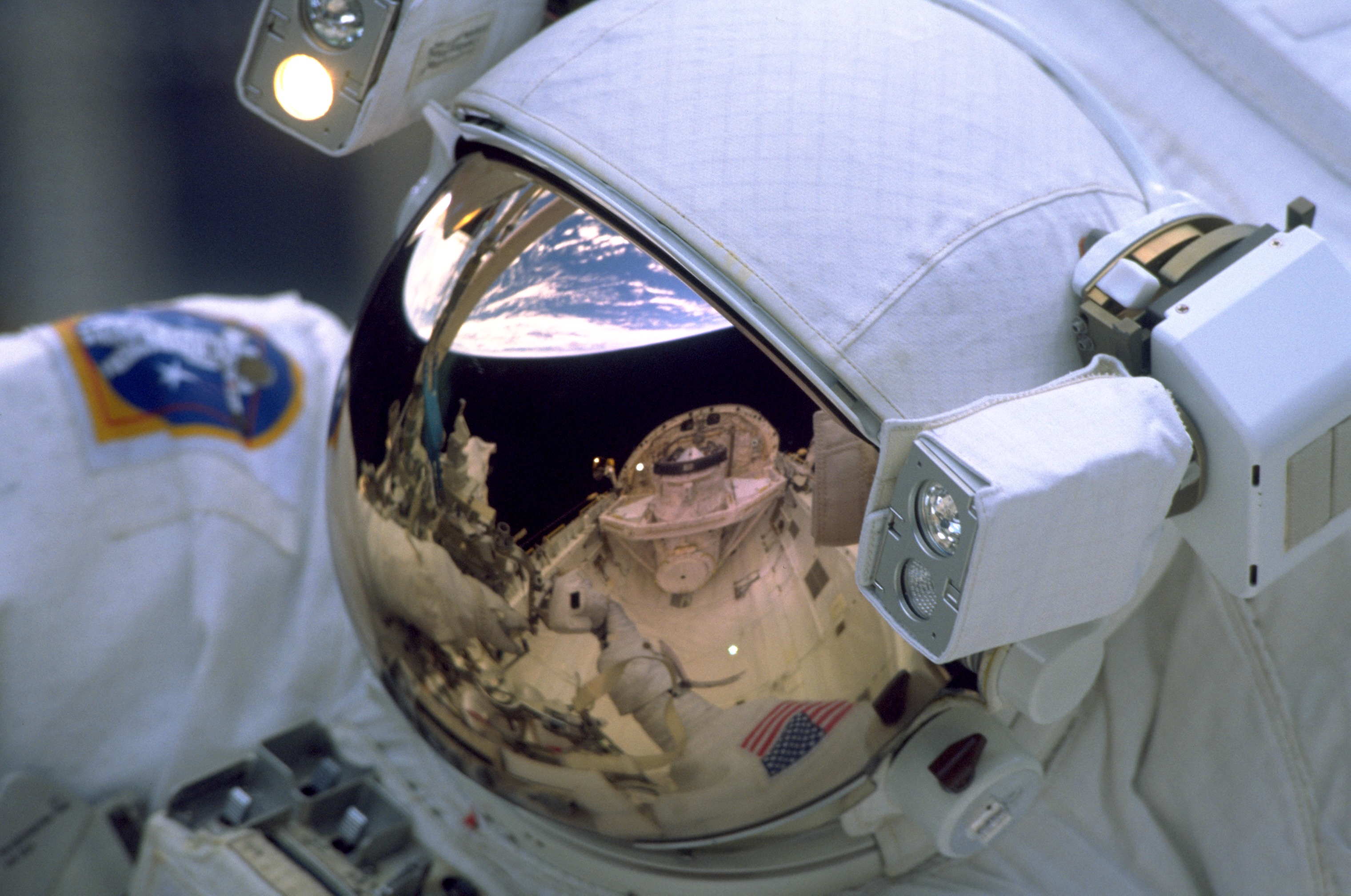 File:STS-103 Reflection on astronaut's visor.jpg - Wikipedia