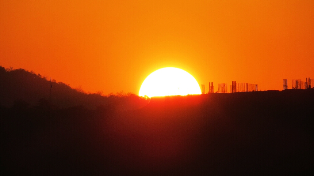 A que horas se mete el sol