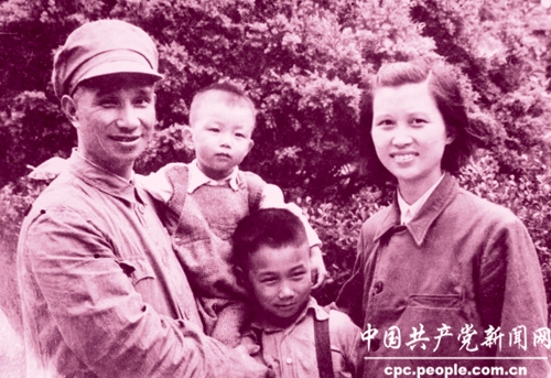 File:Su Yu and family 1949.jpg