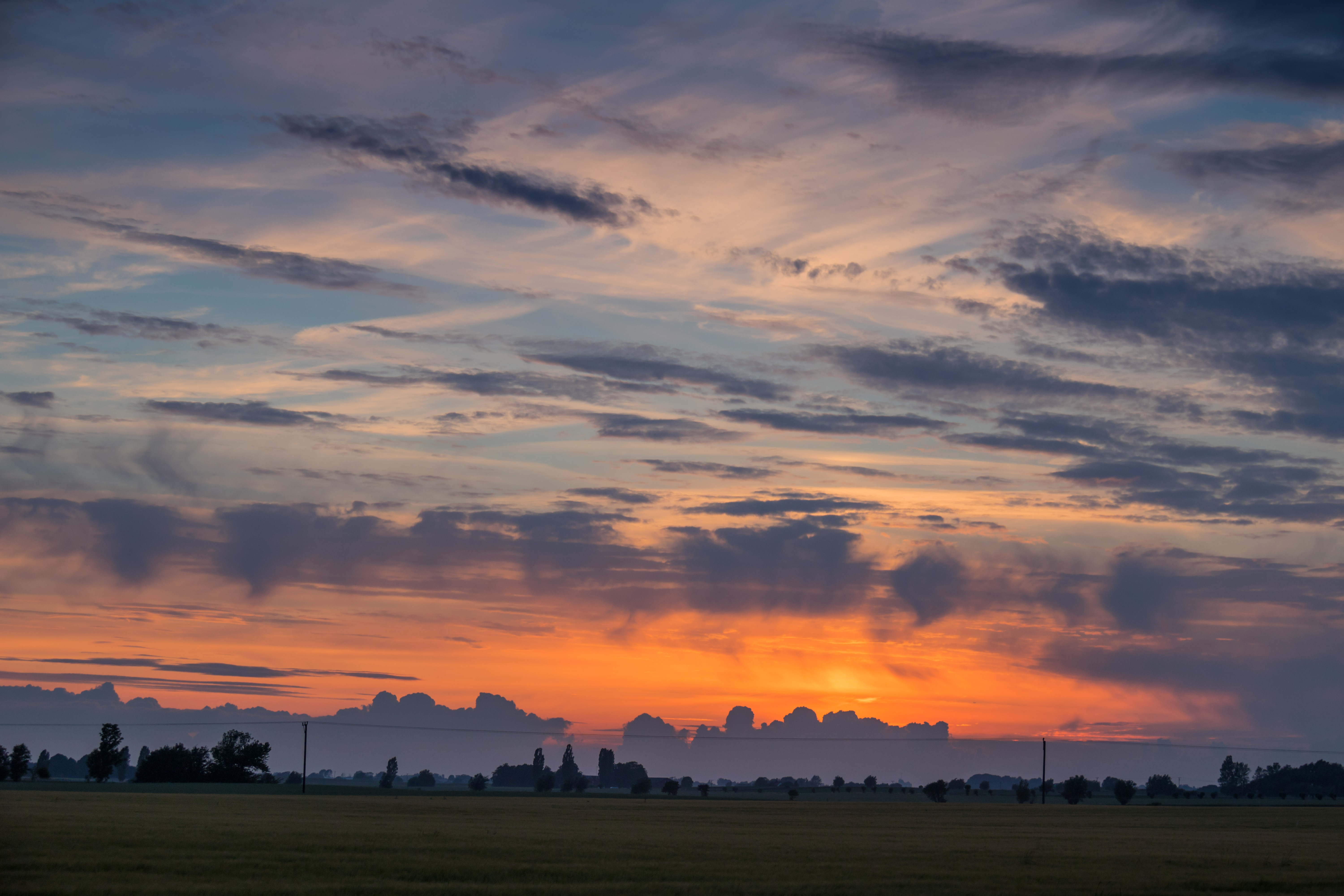 За темной ракит где небо. Dramatis Sky Sunset.