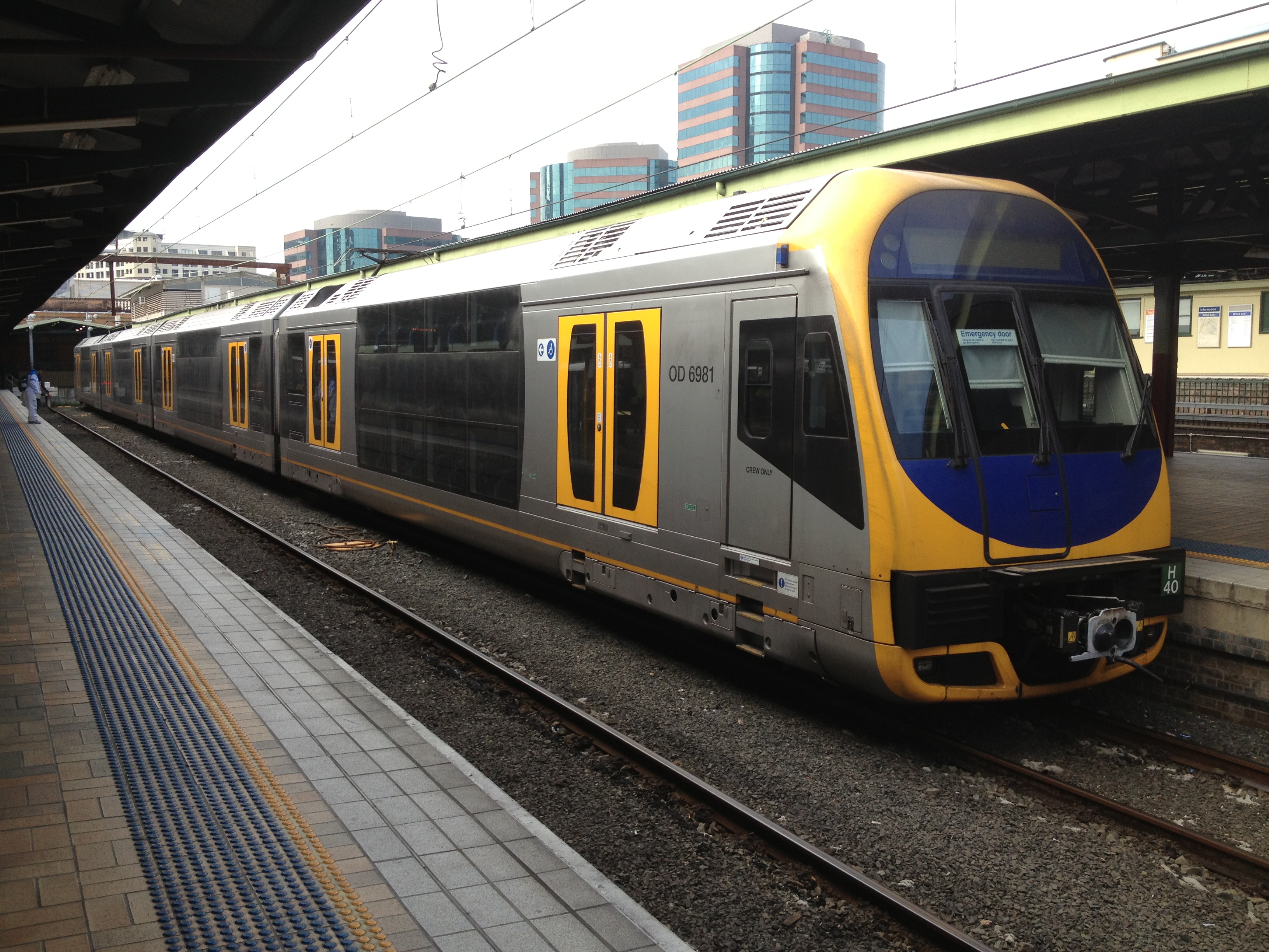 Sydney_Trains_H_set_(Oscar)_at_Central_S