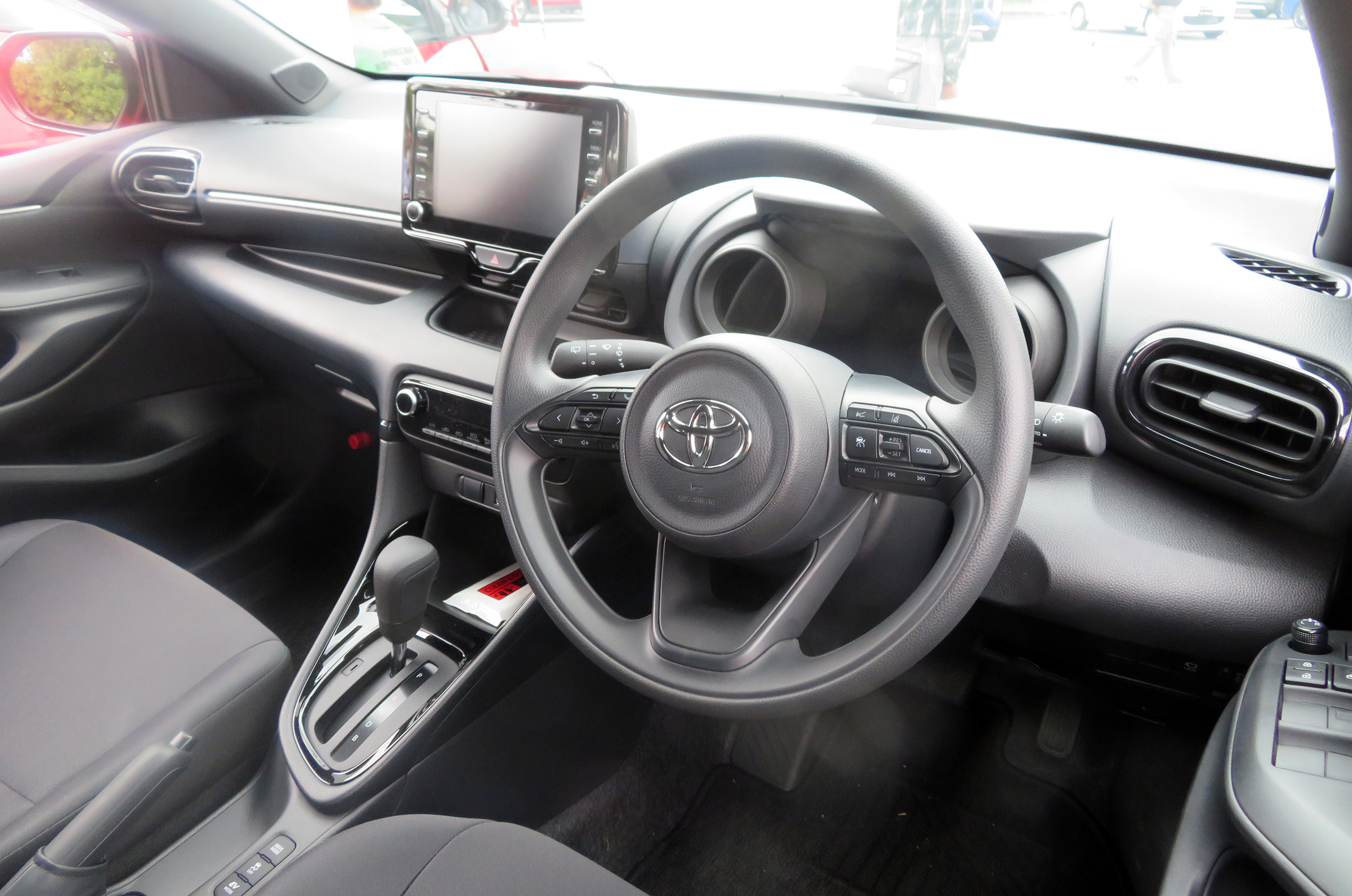ファイル:The interior of Toyota YARIS HYBRID G 2WD (6AA-MXPH10