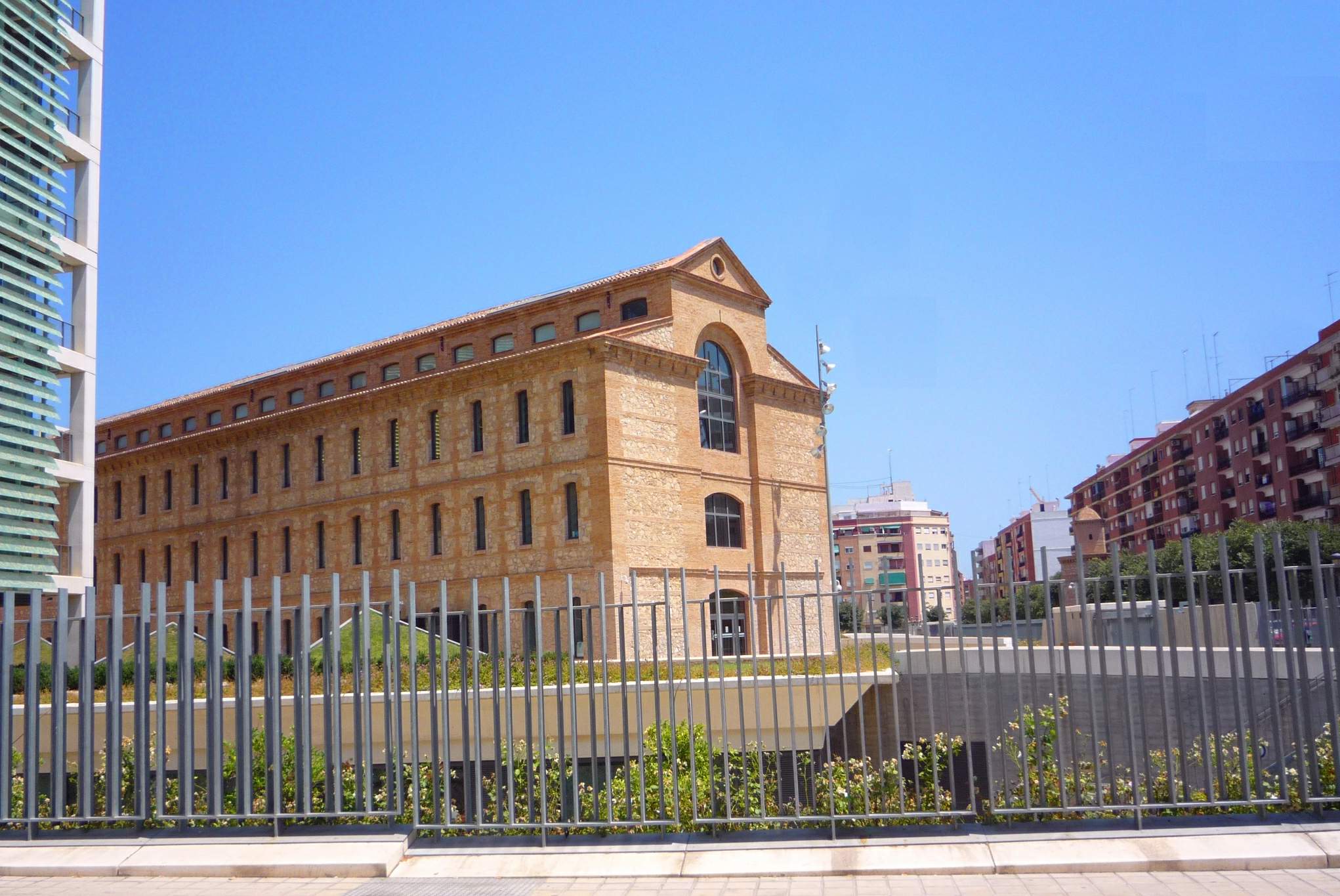 File:Valencia - Antigua Cárcel Modelo (Ciutat Administrativa 9 d'Octubre)   - Wikimedia Commons