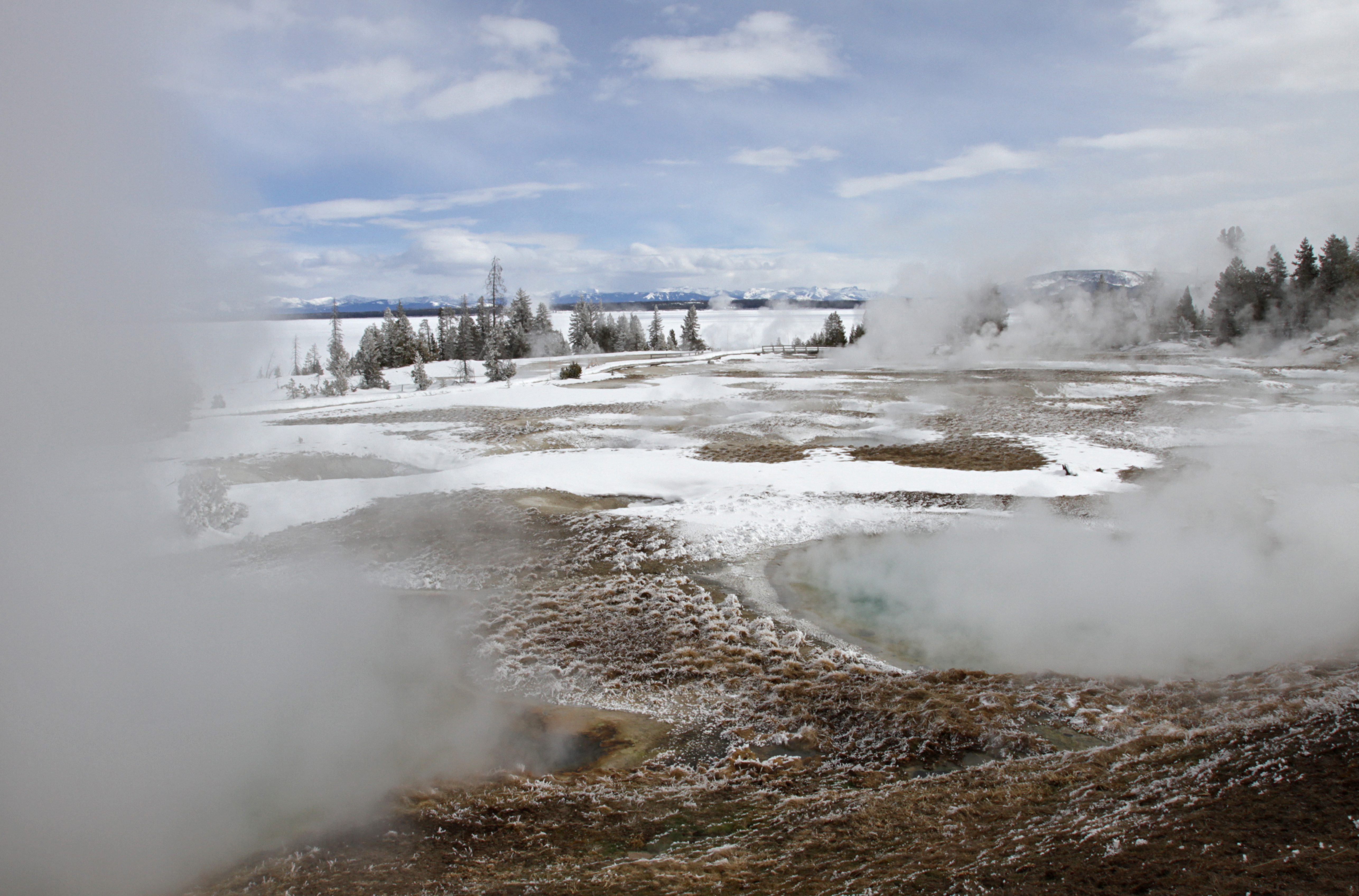 Гейзер в Чажемто. Yellowstone National Park West thumb. Норильск зона отдыха Гейзер.