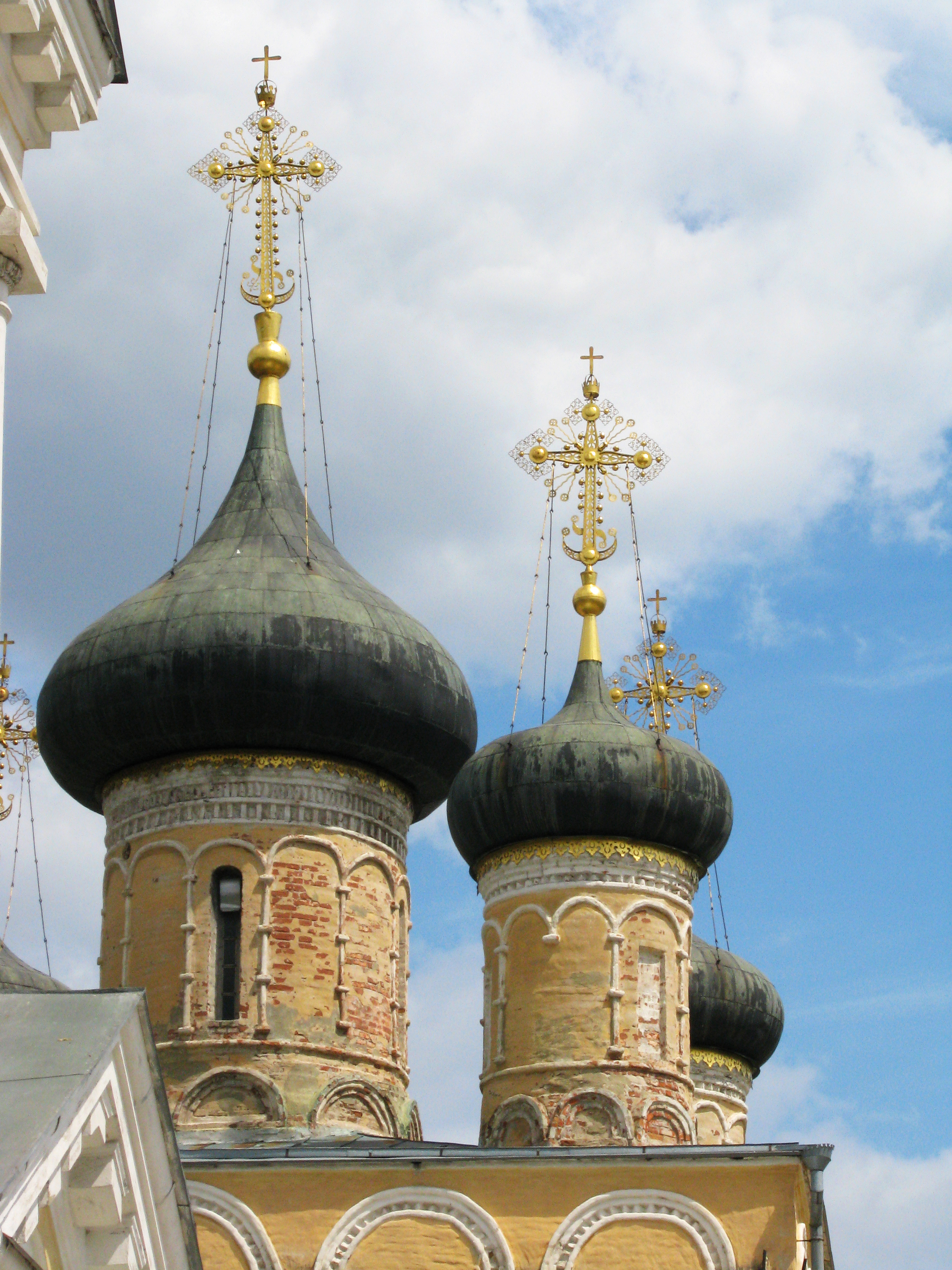 церковь с черными куполами в москве