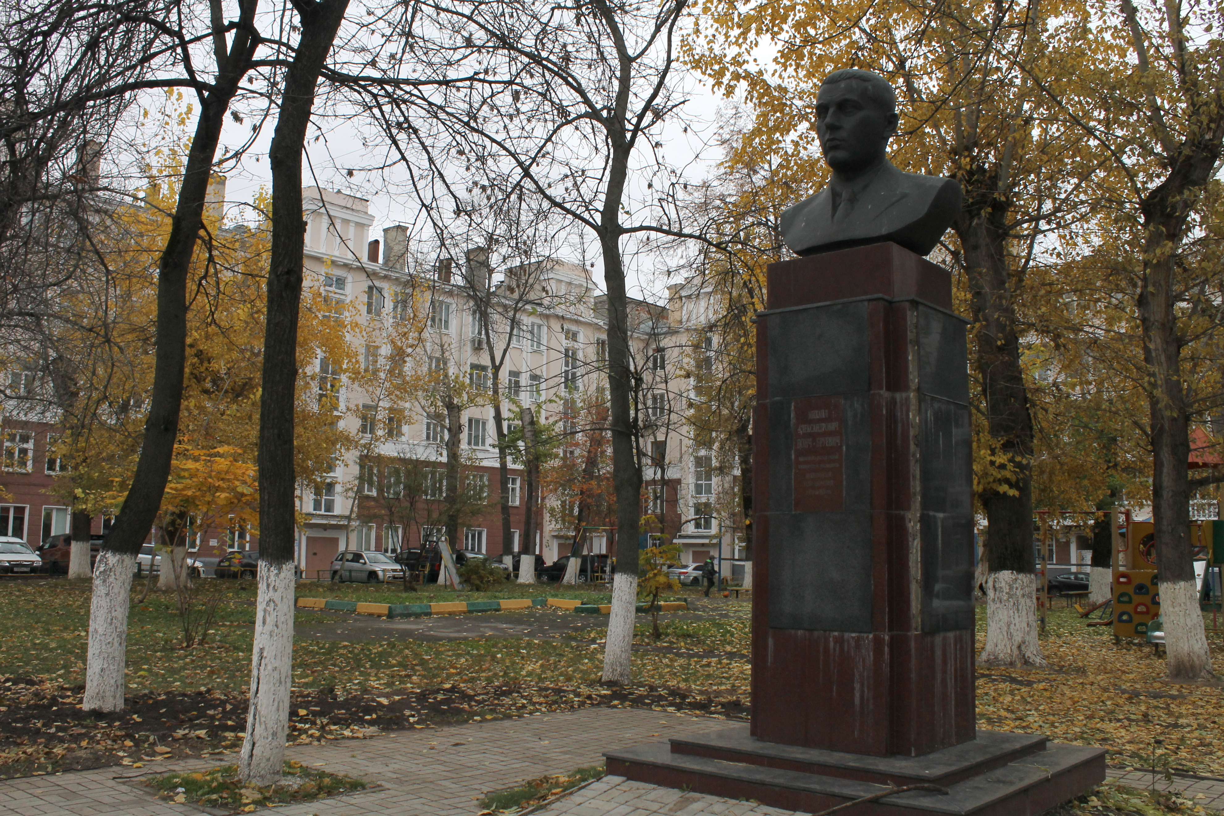 5 мая нижний новгород. Памятник Бонч-Бруевича. Памятник Бруевичу Нижний Новгород. Памятник Бонч Бруевич Белгород. Бонч-Бруевич памятник в Нижнем.