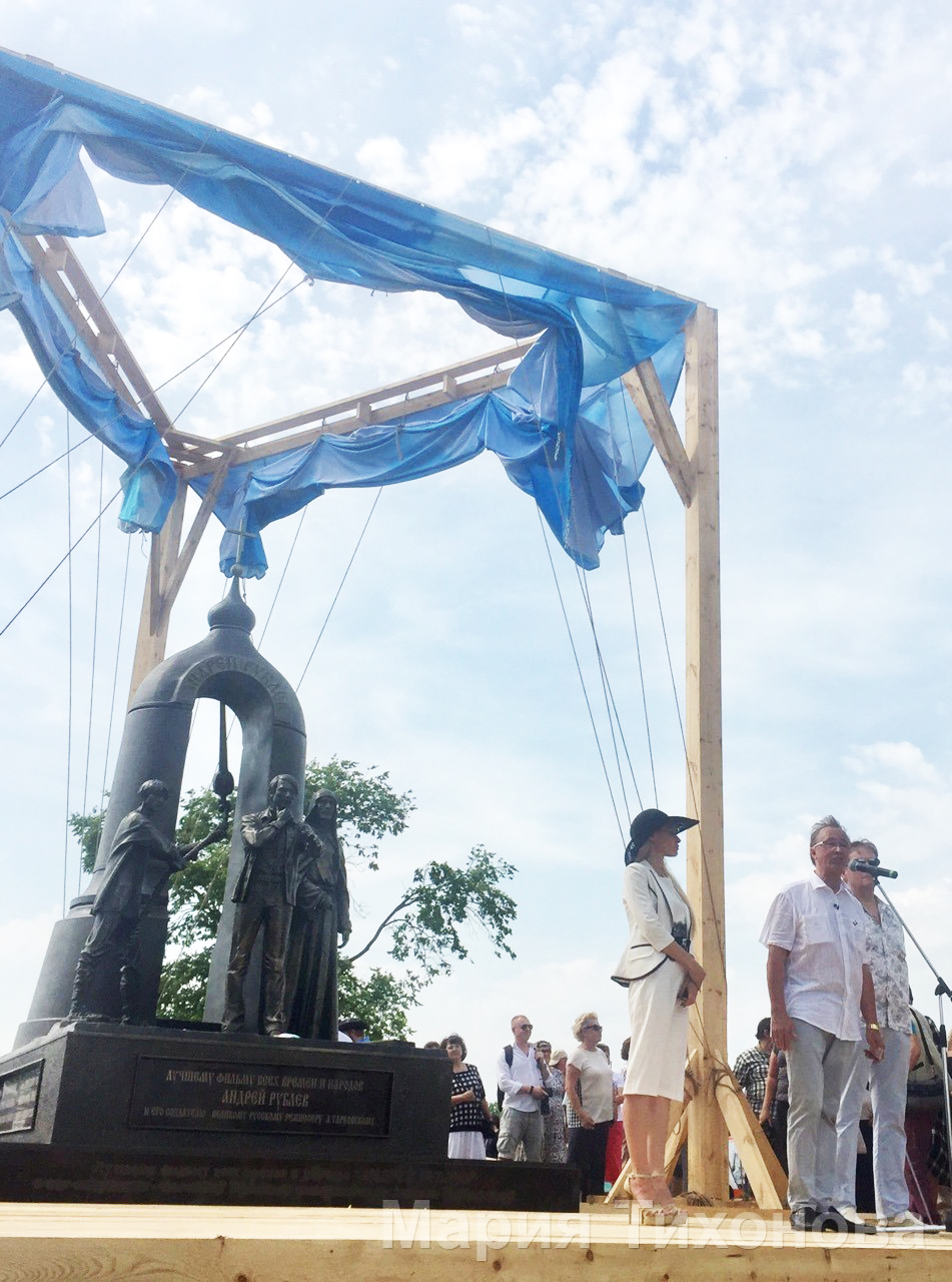 Памятник тарковскому. Памятник Андрею Тарковскому. Памятник Тарковскому Суздаль. Памятник Андрею Тарковскому в Париже.