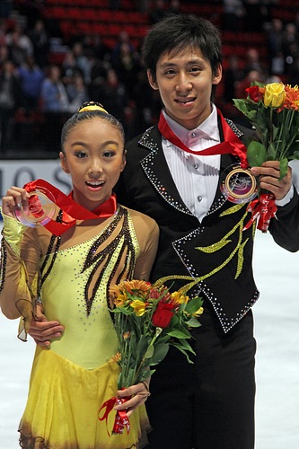 File:2010 Skate America Pairs - Wenjing SUI - Cong HAN - Bronze Medal - 5597A.jpg