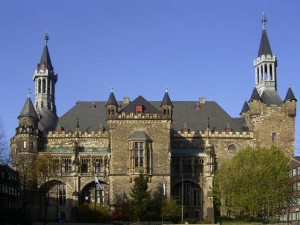 File:Aachen rathaus entzerrt.JPG