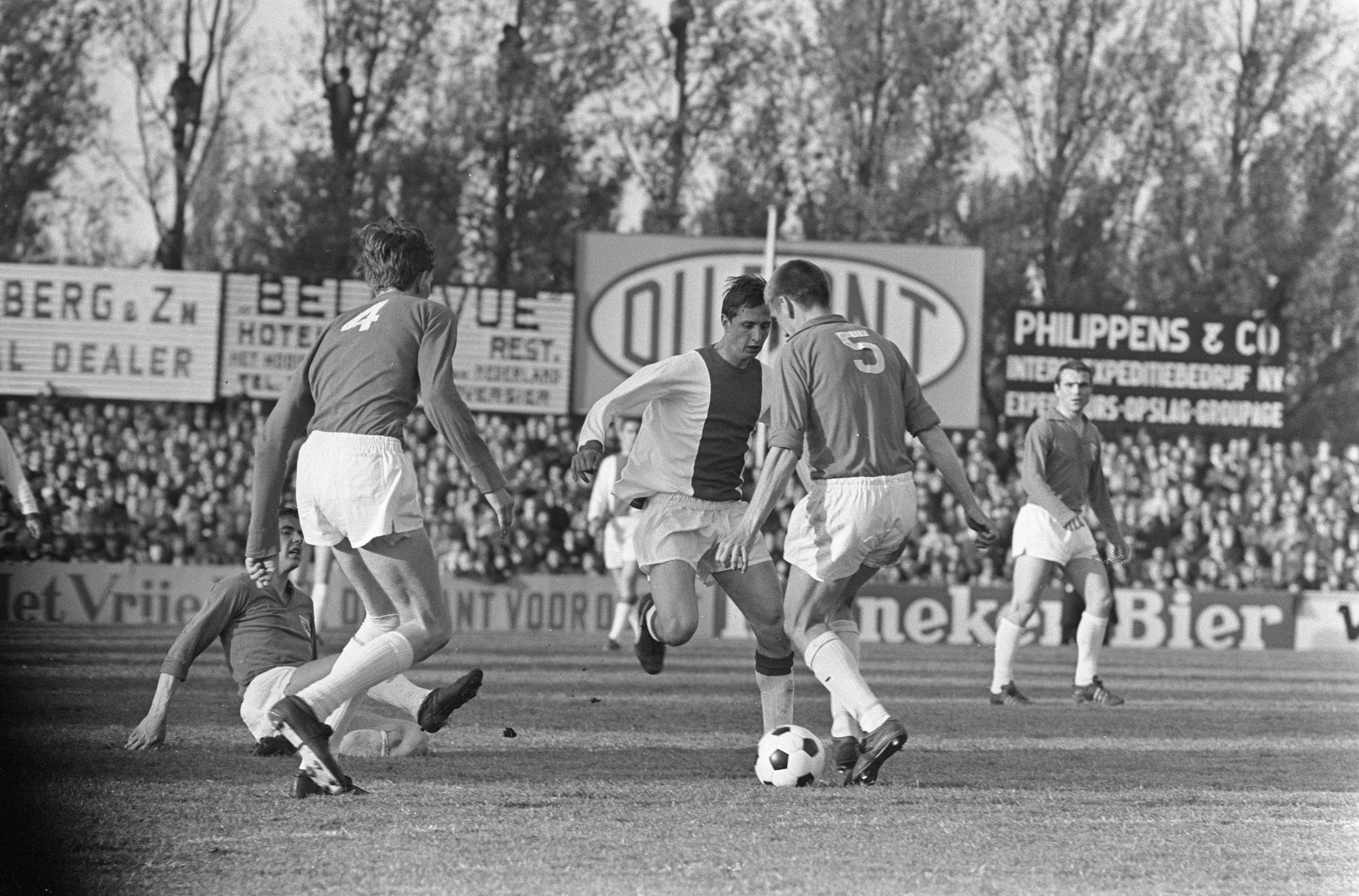 Bijdrage Werkwijze Eekhoorn Bestand:Beker. DFC tegen Ajax 0-1, Johan Cruijff (Ajax) in duel met Jac  Valk (nummer 4 …, Bestanddeelnr 920-3285.jpg - Wikipedia