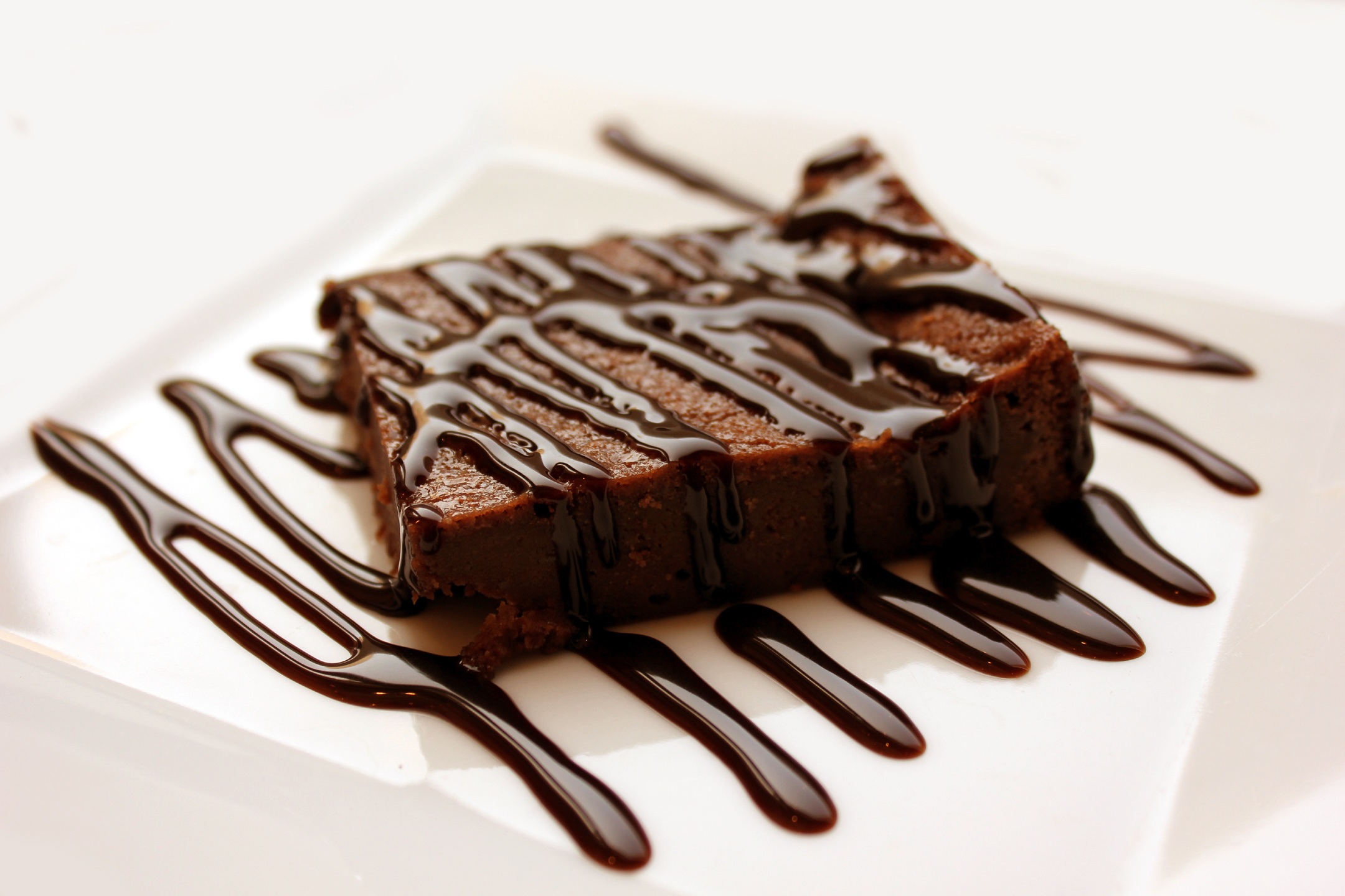 Ну шоколадом. Шоколадное пирожное Брауни. Торт Брауни шоколадный. Брауни (Brownie). Брауни с шоколадом.