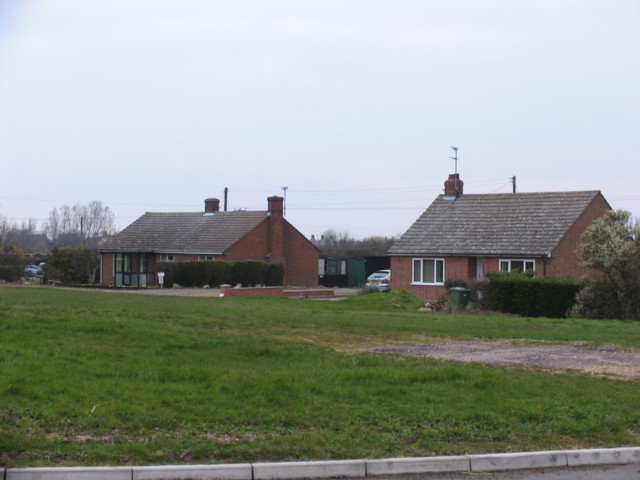 File:Bungalows at Ramsey Heights - geograph.org.uk - 380648.jpg