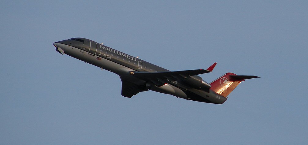 CRJ operated by Pinnacle Airlines (311594218).jpg