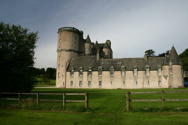 File:Castle Fraser - geograph.org.uk - 537947.jpg