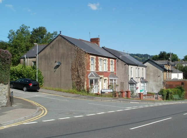 File:Corner of Lowlands Road and Parklawn Close, Pontnewydd, Cwmbran - geograph.org.uk - 2505387.jpg