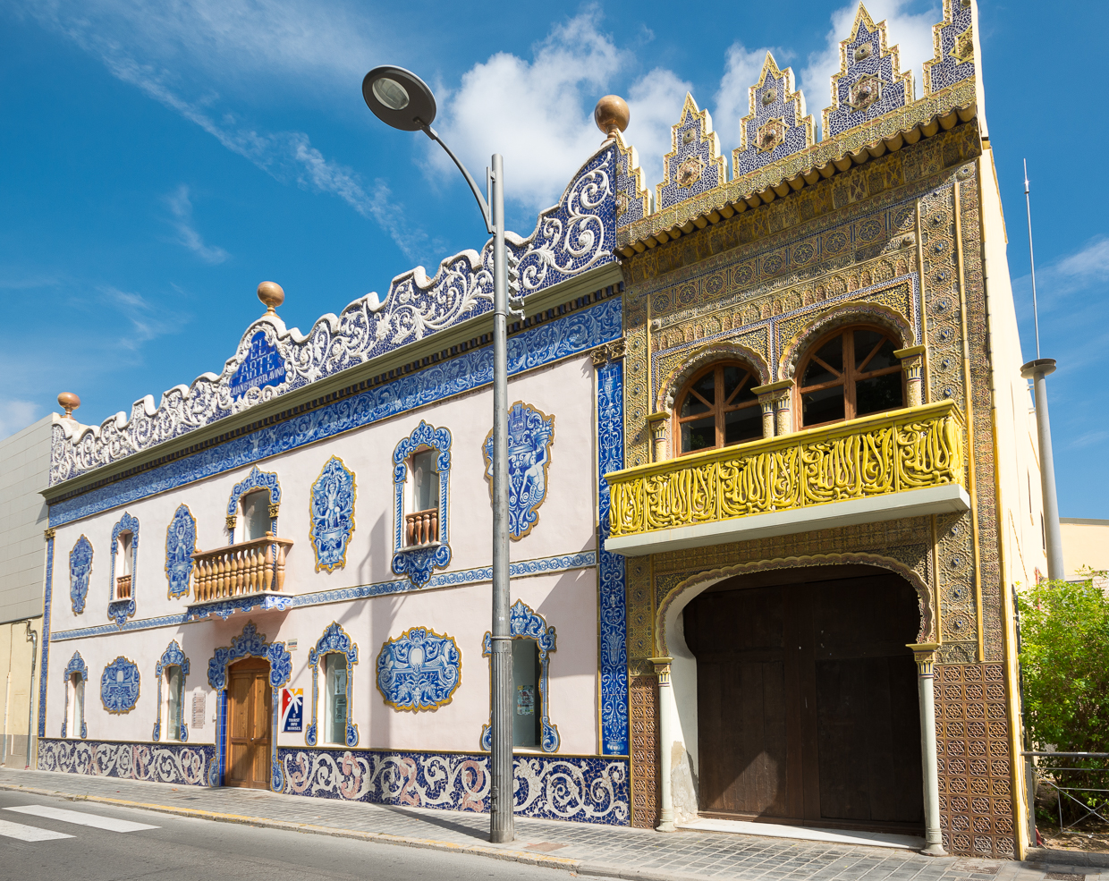 Category:Dois moinhos de vento da Quinta dos Cinco Ventos e Monumento ao  Poeta Árabe - Wikimedia Commons