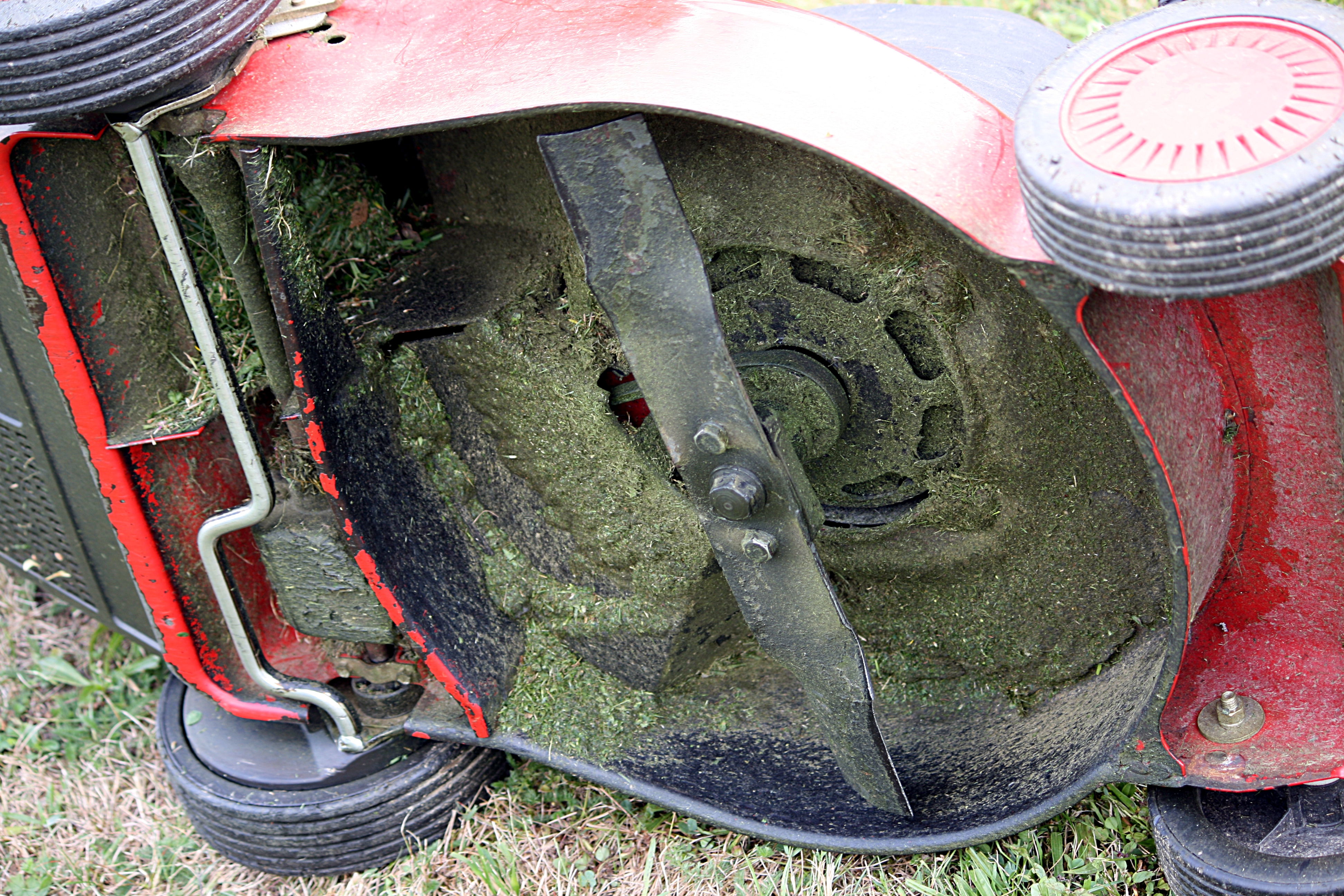how to remove a lawn mower blade