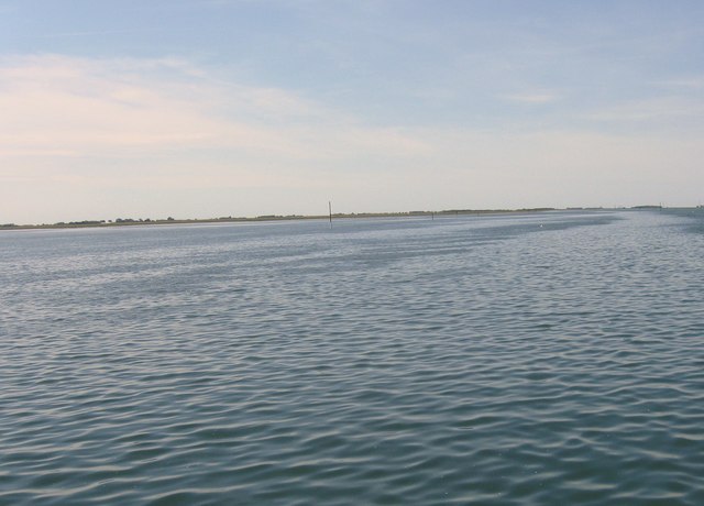 File:Heading towards River Welland - geograph.org.uk - 5469922.jpg