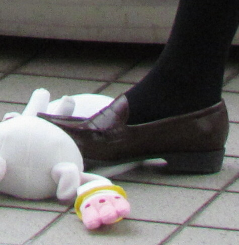 File:Homura Akemi Kyubey underfoot.JPG