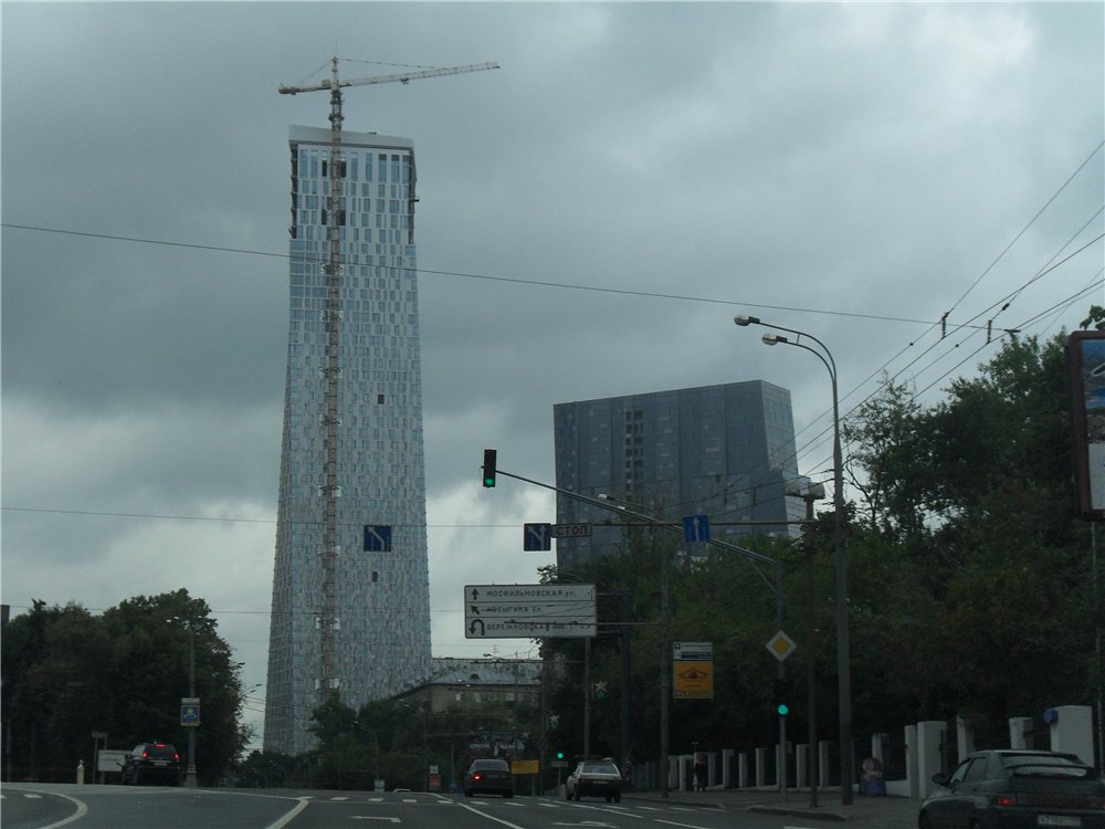 Mosfilm is the centre of the. Дом на Мосфильмовской. Высотки на Ленинградском шоссе.