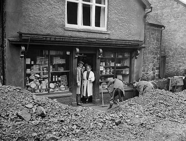 File:Llanrhaeadr-ym-Mochnant when the pipe carrying water from Lake Vyrnwy to Liverpool burst (11704724954).jpg