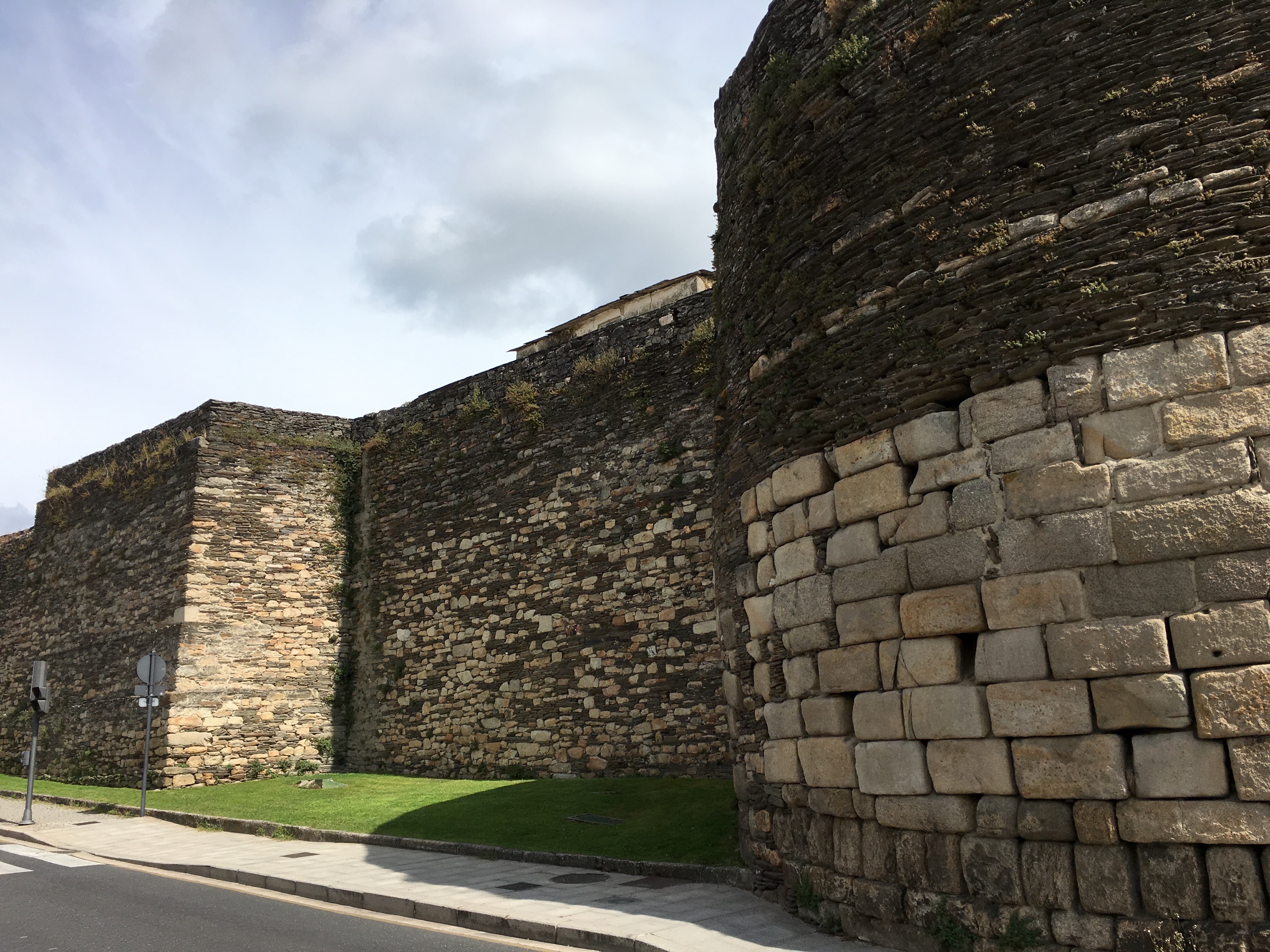 Roman Walls of Lugo порта-Минья. Укрепления Луго. Фон Луго.