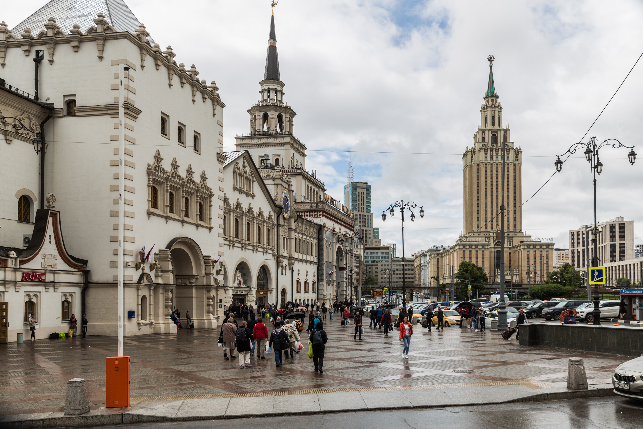 Москва вокзал рядом. Казанский вокзал. Казанский вокзал в Москве стиль. Площадь Казанского вокзала. Казанский вокзал снаружи.